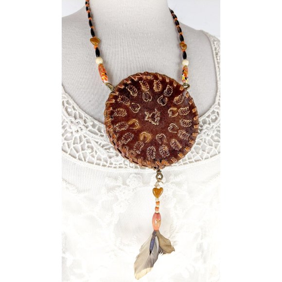 Vintage Indian tribal large round tooled leather coin pendant beaded feather nec - Picture 6 of 7